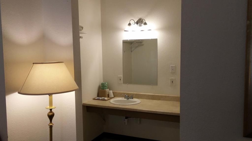 Country Regency Inn & Suites Manvel Екстер'єр фото