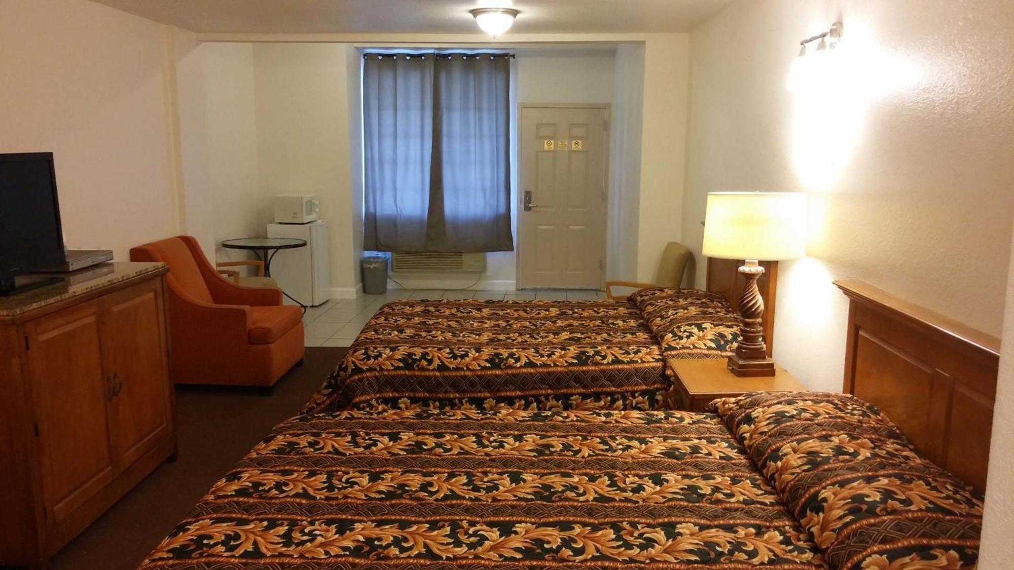 Country Regency Inn & Suites Manvel Екстер'єр фото