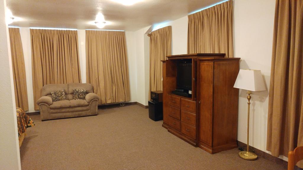 Country Regency Inn & Suites Manvel Екстер'єр фото