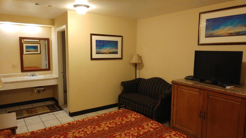 Country Regency Inn & Suites Manvel Екстер'єр фото