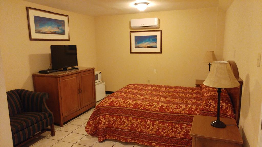 Country Regency Inn & Suites Manvel Екстер'єр фото
