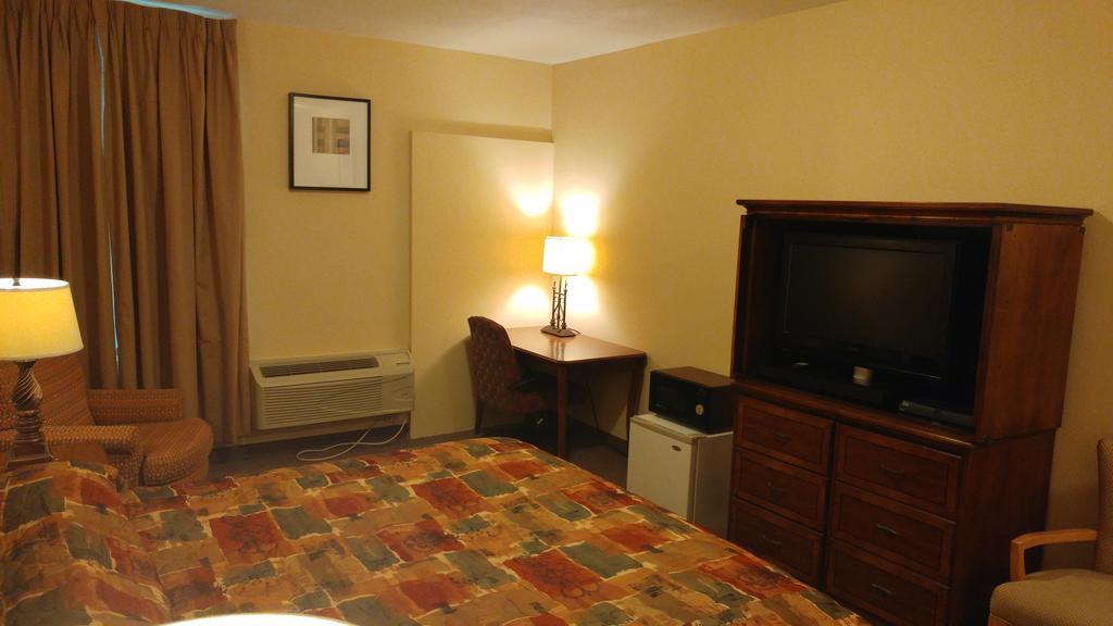 Country Regency Inn & Suites Manvel Екстер'єр фото