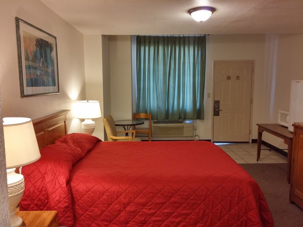 Country Regency Inn & Suites Manvel Екстер'єр фото