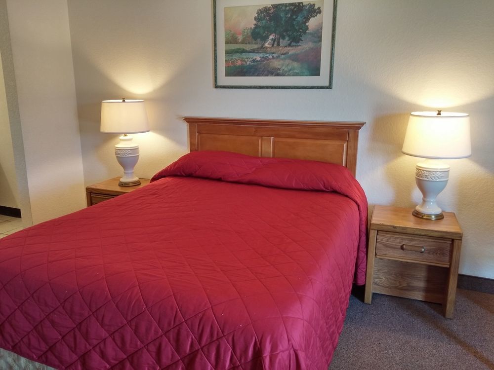 Country Regency Inn & Suites Manvel Екстер'єр фото
