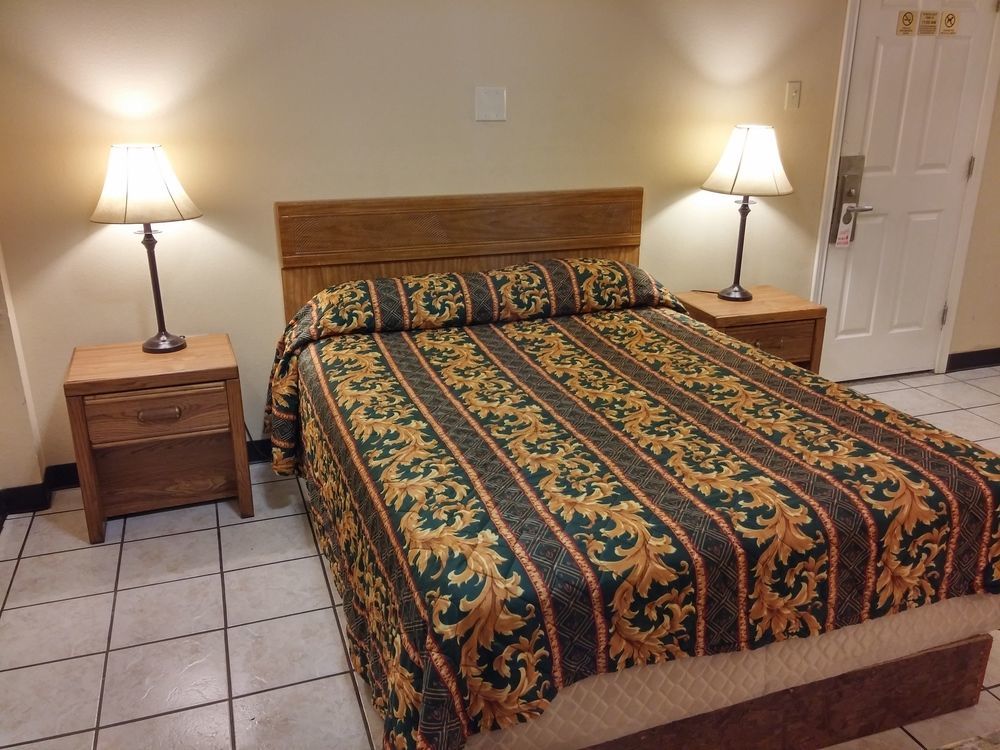 Country Regency Inn & Suites Manvel Екстер'єр фото