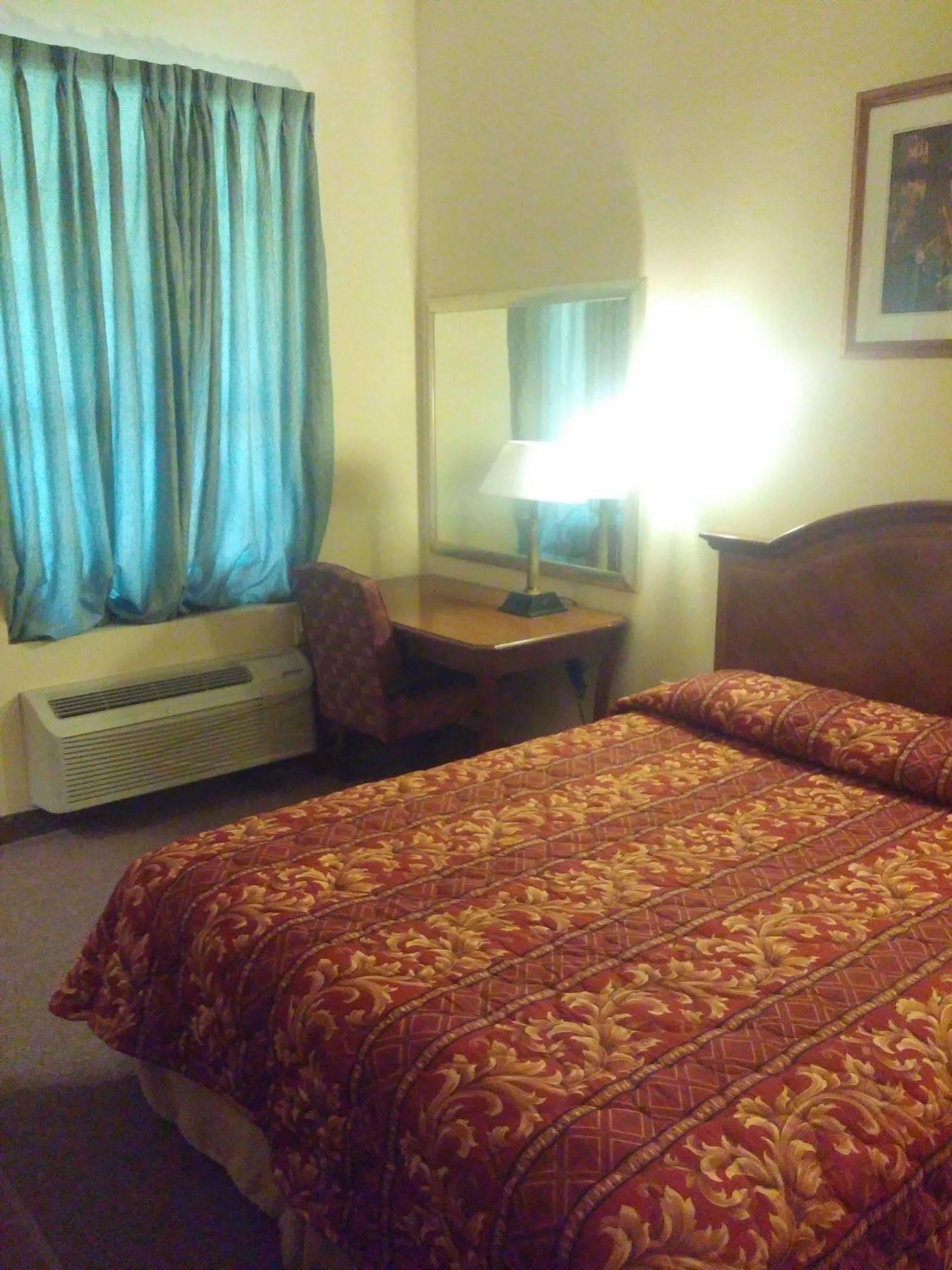 Country Regency Inn & Suites Manvel Екстер'єр фото