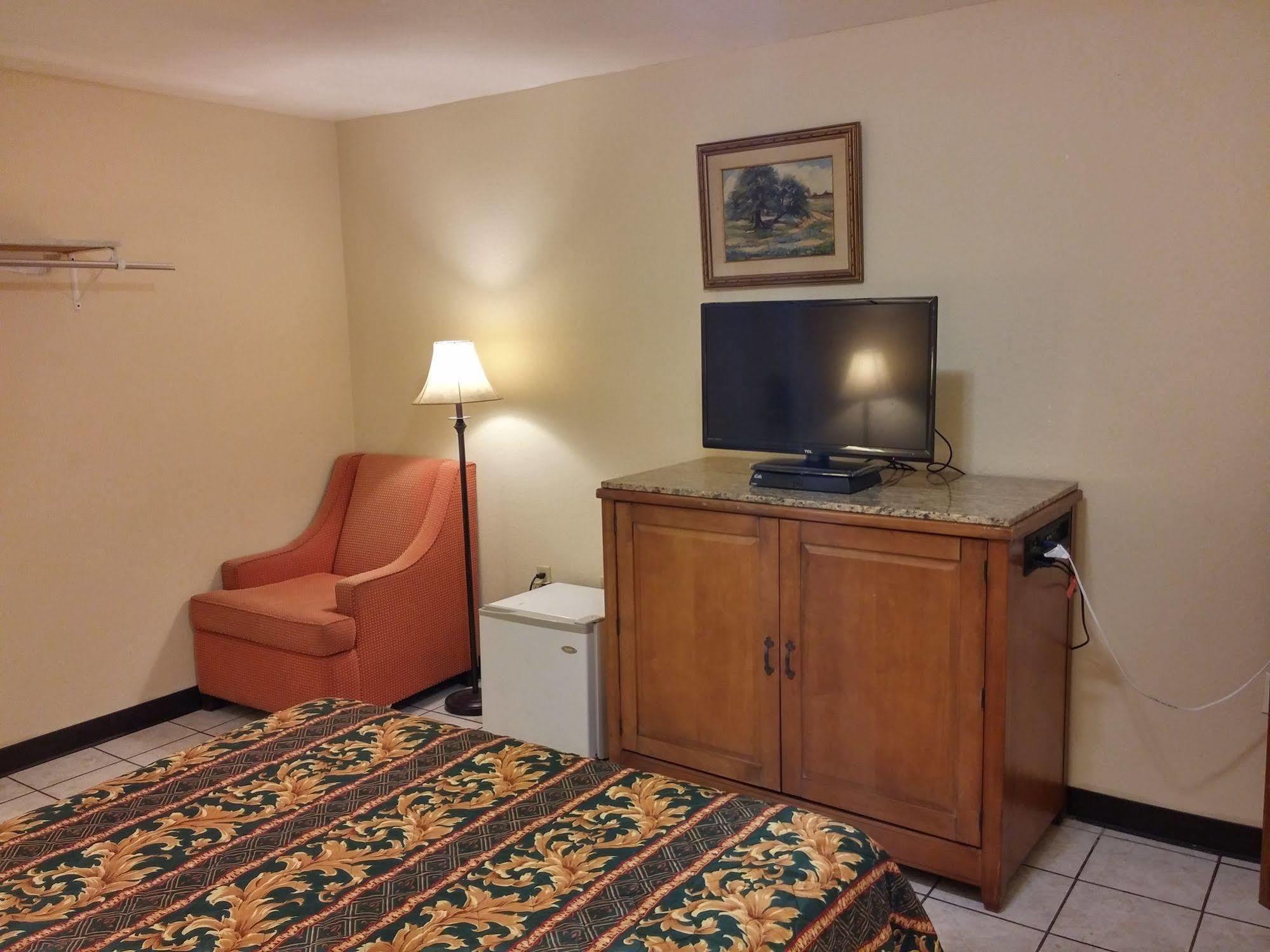 Country Regency Inn & Suites Manvel Екстер'єр фото