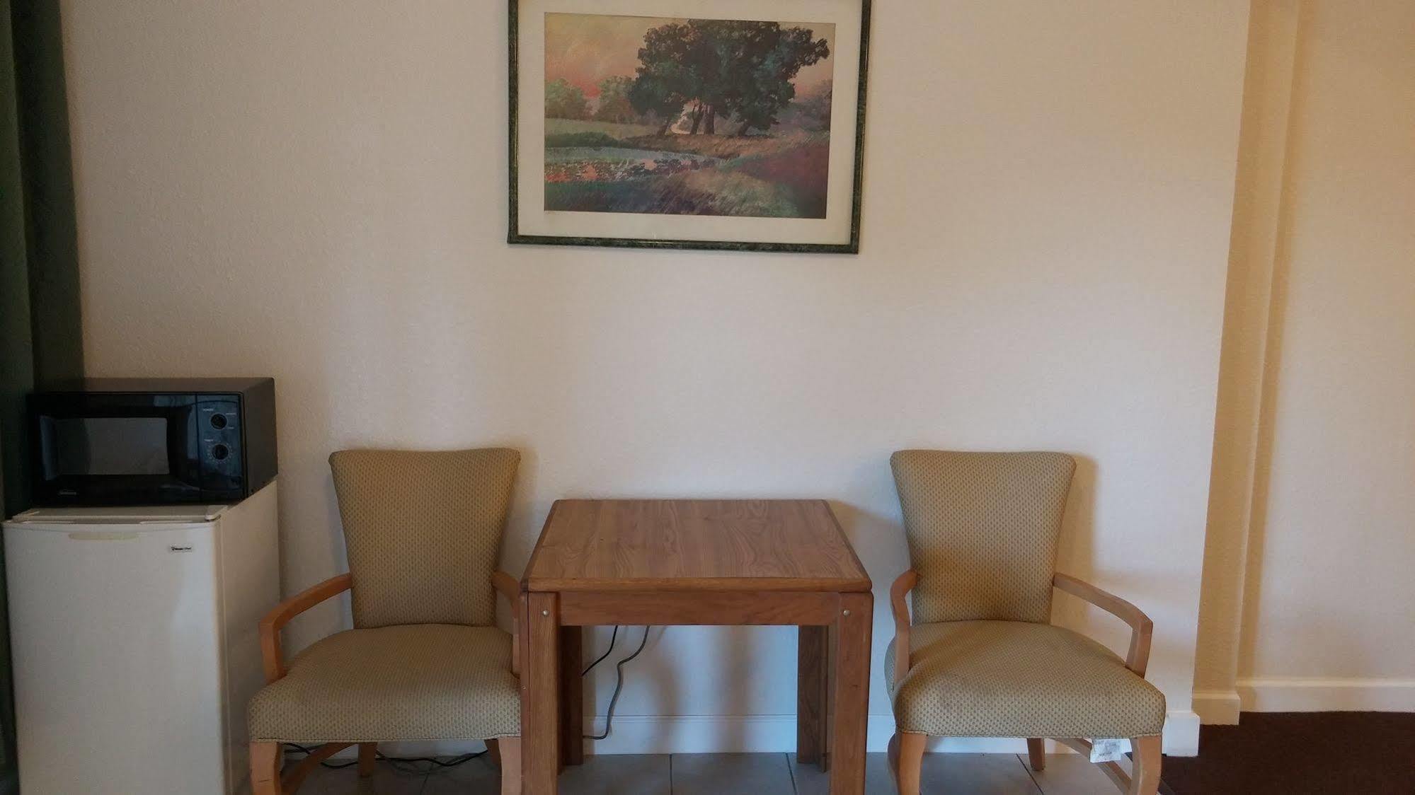 Country Regency Inn & Suites Manvel Екстер'єр фото
