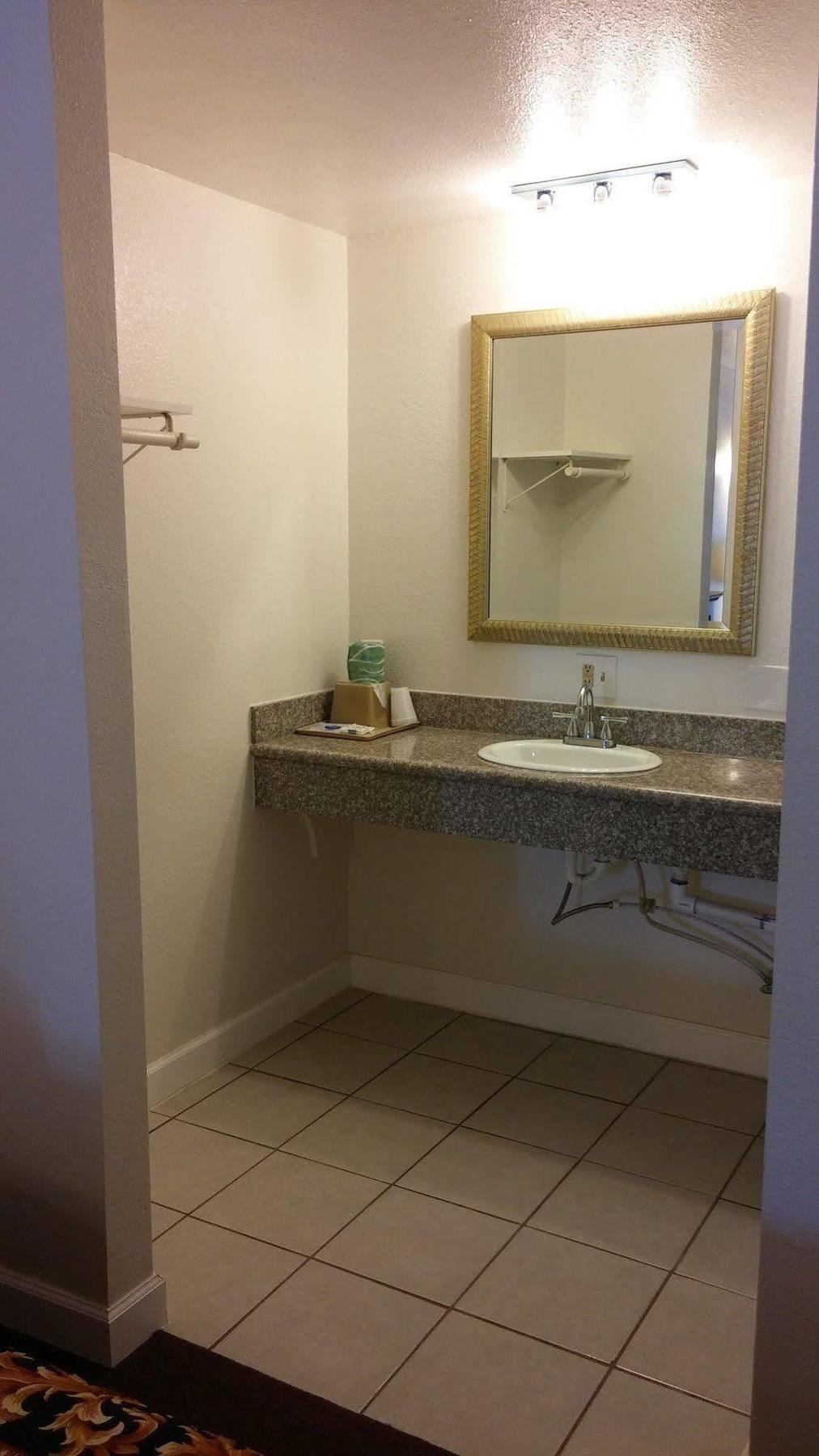 Country Regency Inn & Suites Manvel Екстер'єр фото