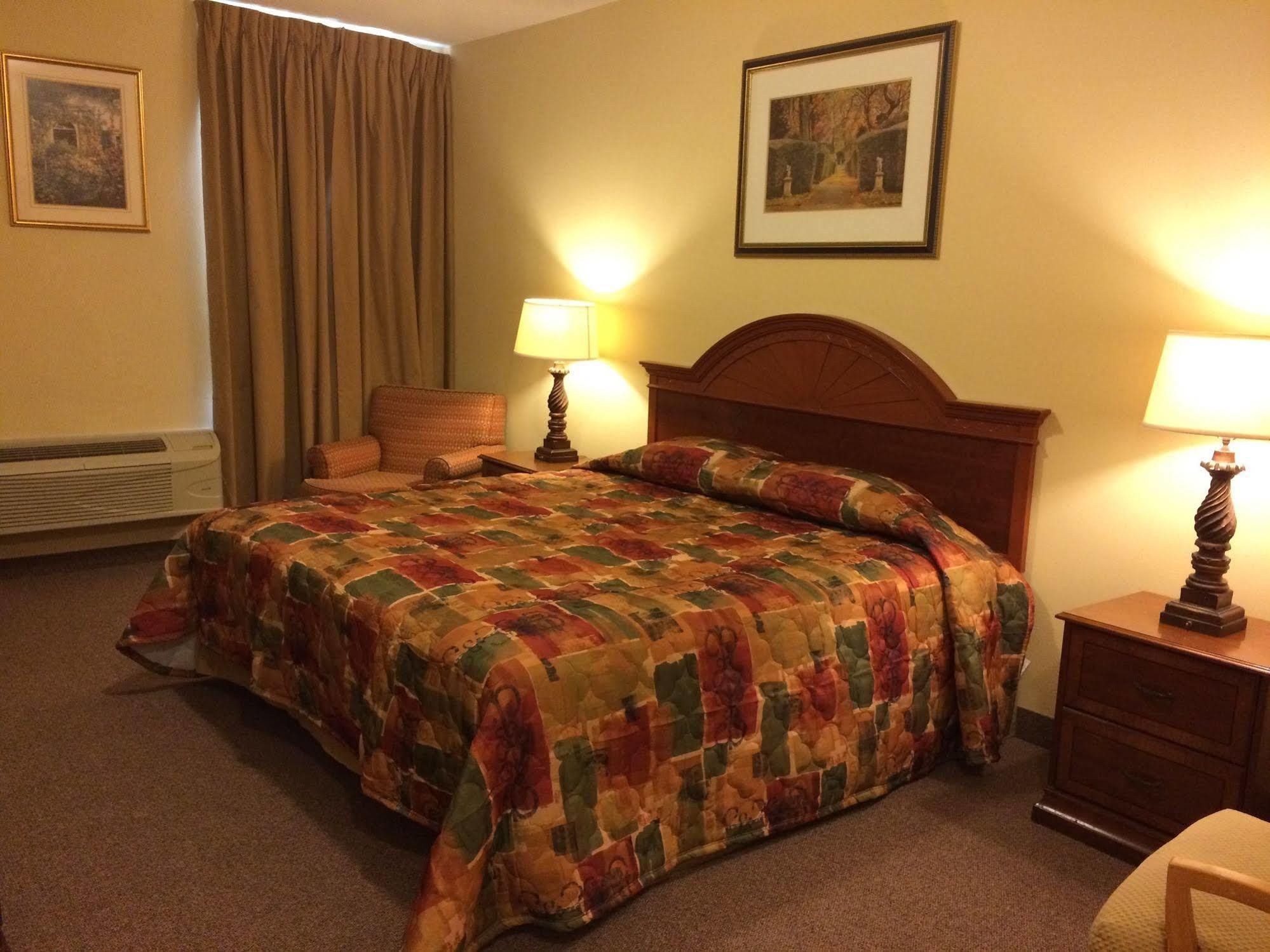 Country Regency Inn & Suites Manvel Екстер'єр фото