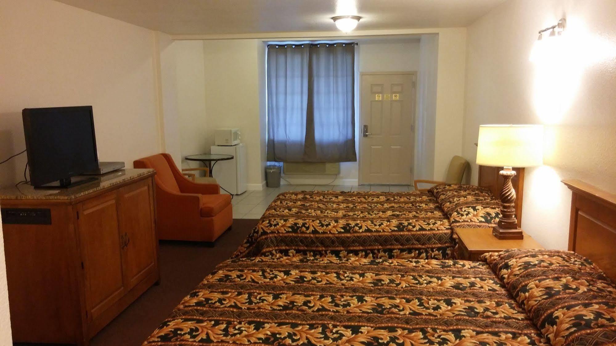 Country Regency Inn & Suites Manvel Екстер'єр фото