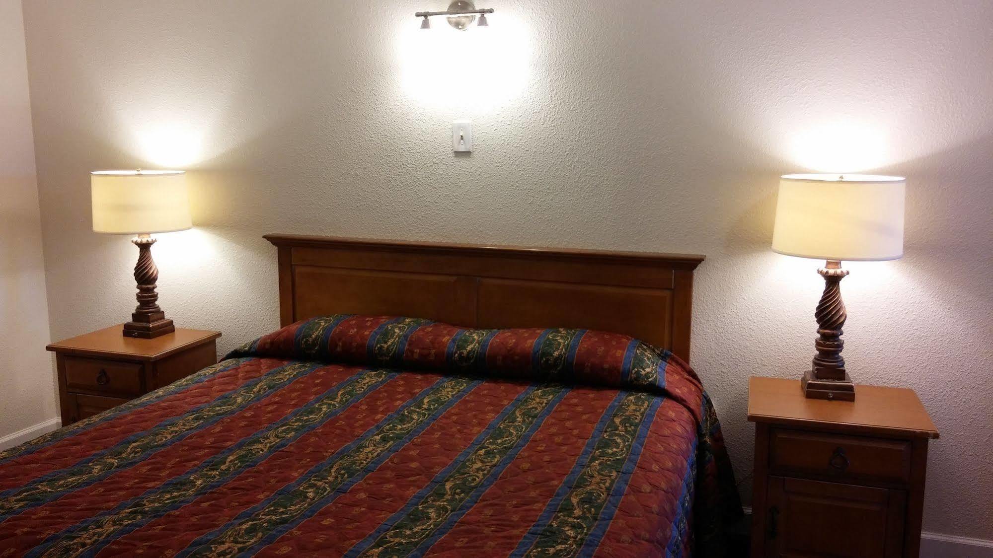 Country Regency Inn & Suites Manvel Екстер'єр фото