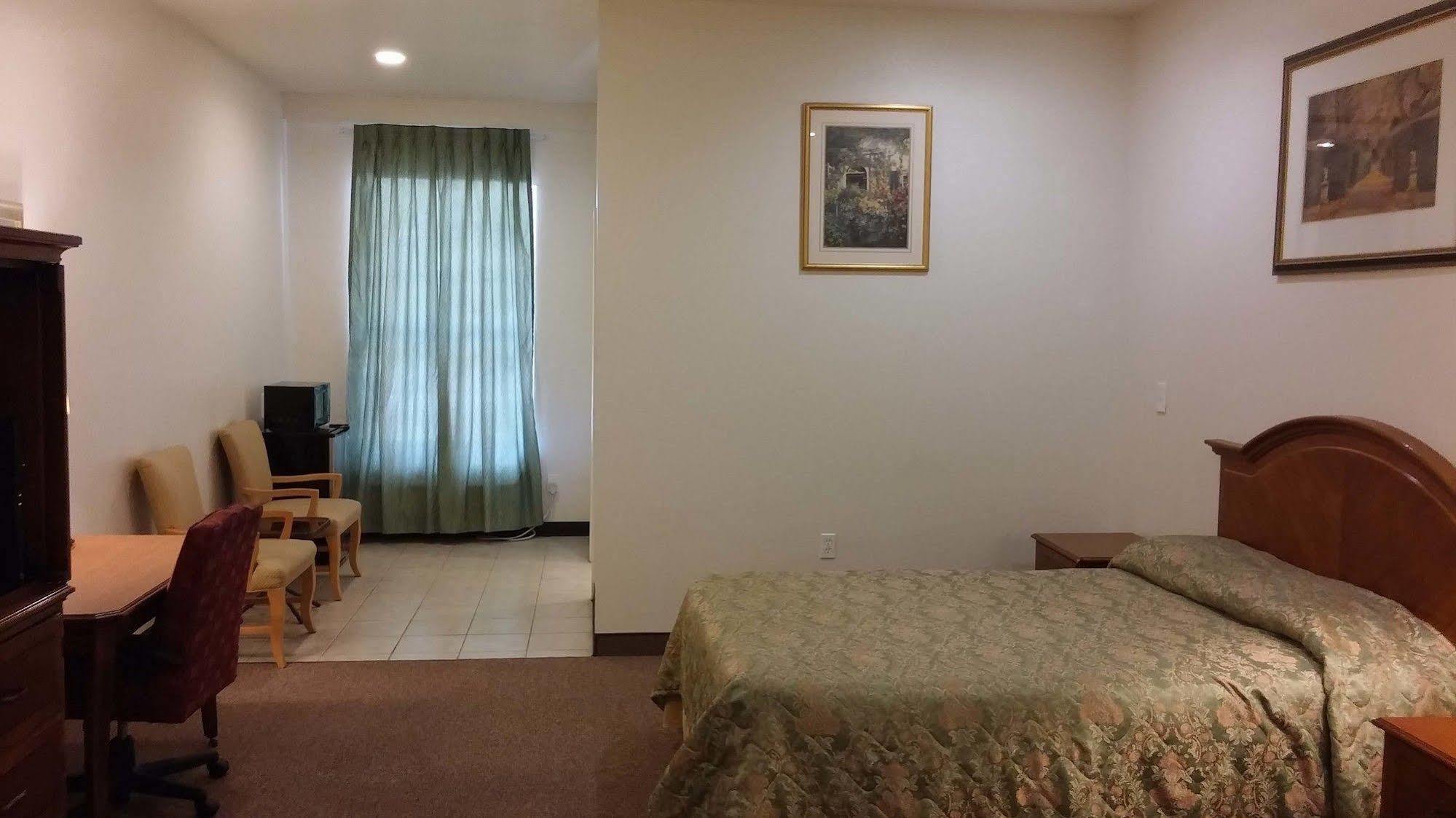 Country Regency Inn & Suites Manvel Екстер'єр фото