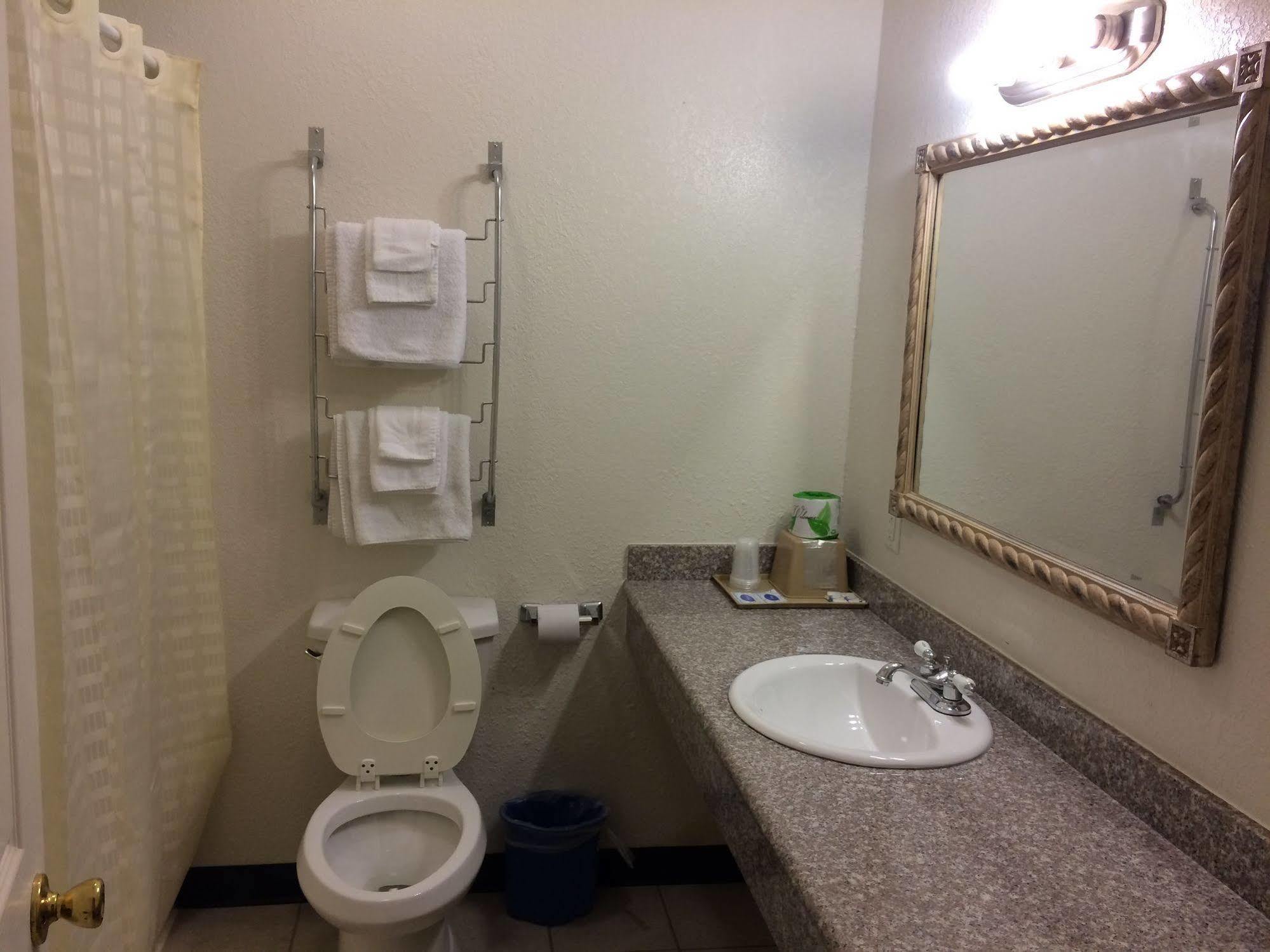 Country Regency Inn & Suites Manvel Екстер'єр фото