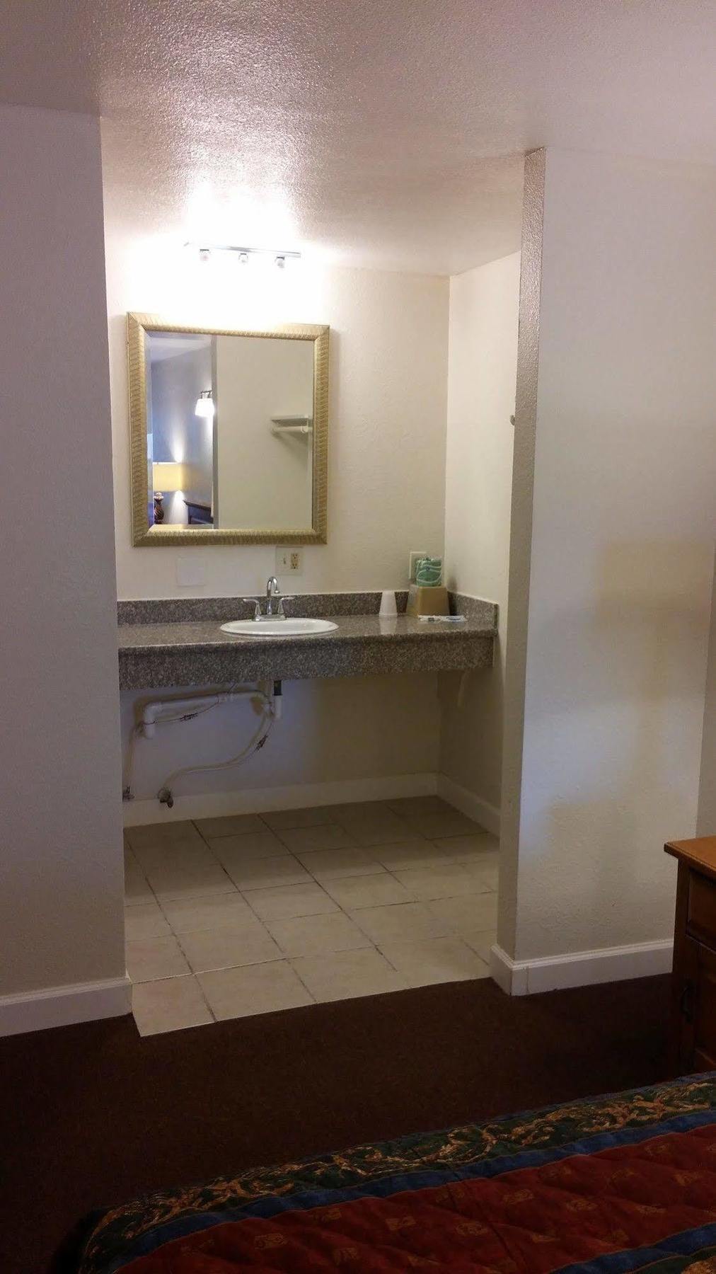 Country Regency Inn & Suites Manvel Екстер'єр фото